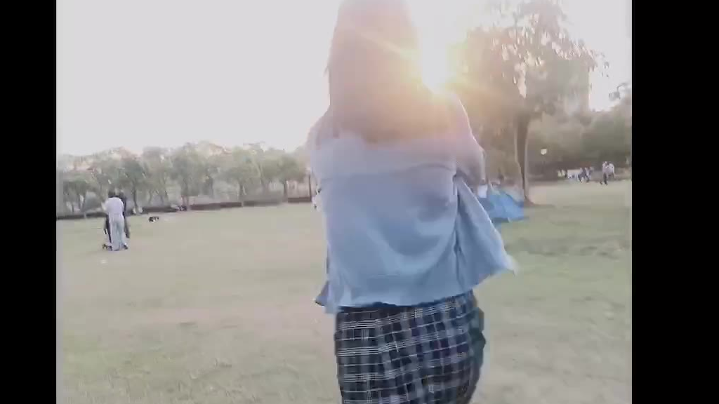 我爱人和她的闺蜜在公园游玩